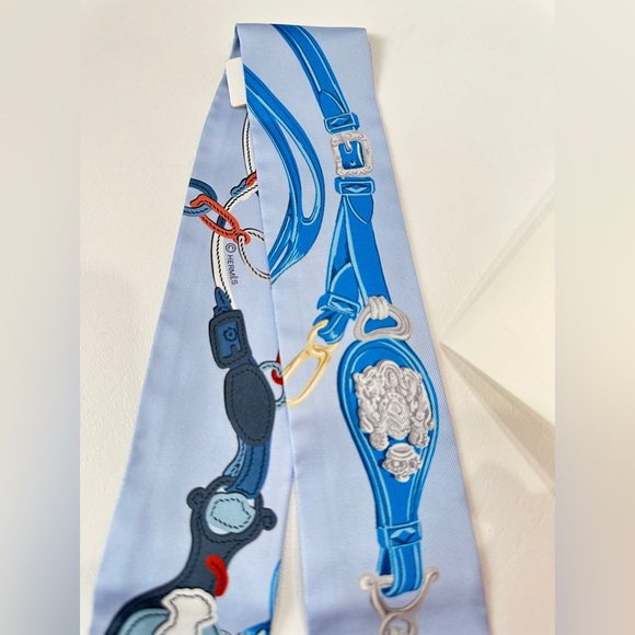 HERMES BLUE SILK TWILLY. NEW IN BOX. - Picture 3 of 15